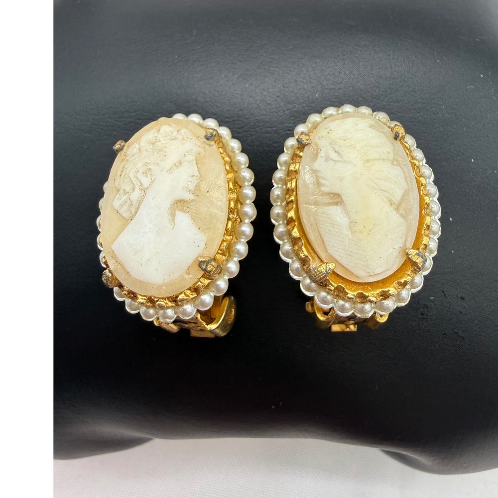 Vintage Chunky Faux Pearl Border Cameo Clip On Earrings Cream Portrait Oval Gift